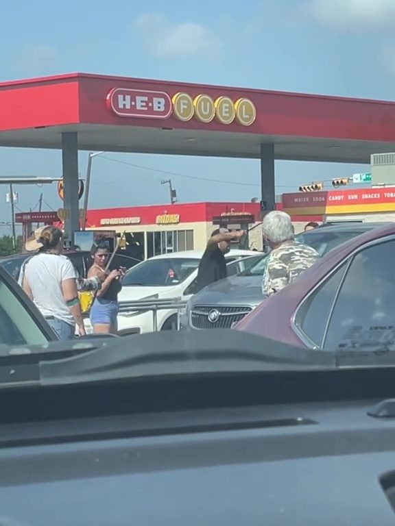 Niño encerrado en un auto bajo el sol en Texas