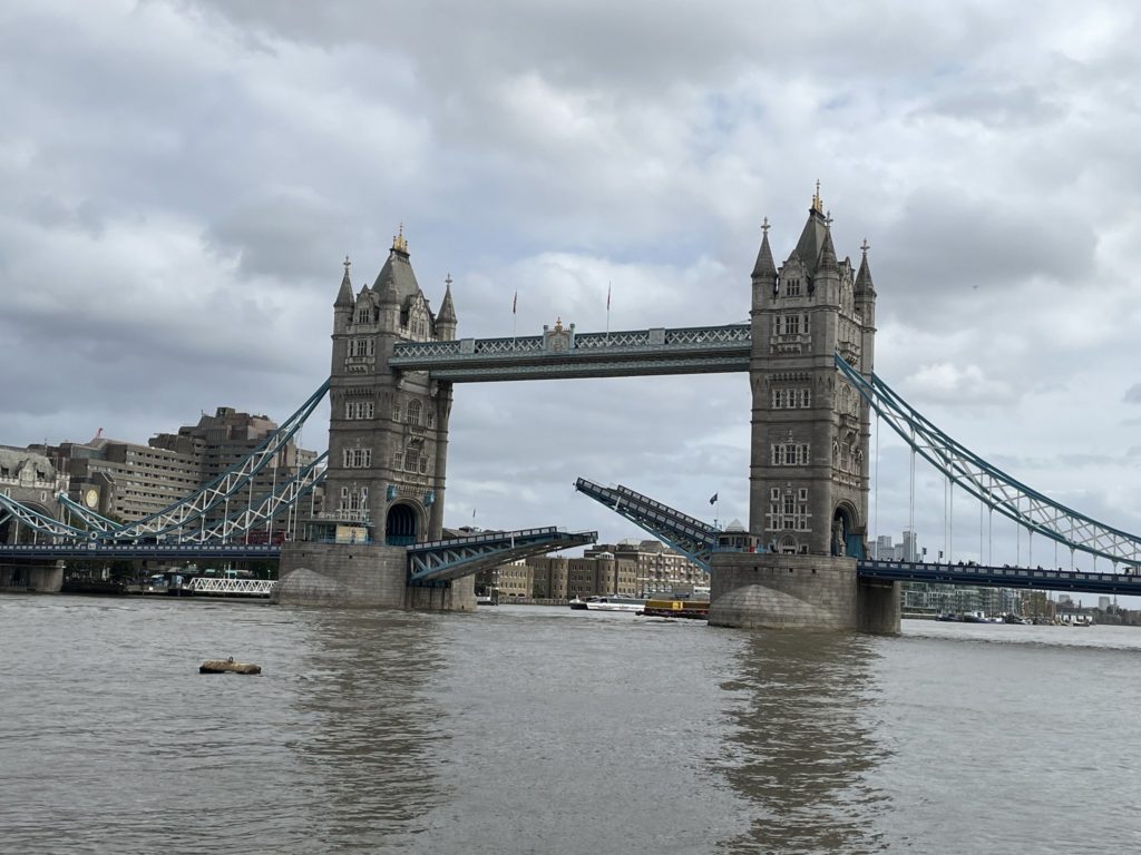 Die Tower Bridge bleibt aufgrund einer Störung geöffnet