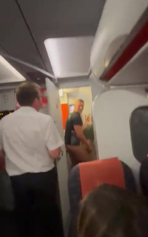 Ergüsse im Badezimmer des Flugzeugs, Steward unterbricht sie: virales Video