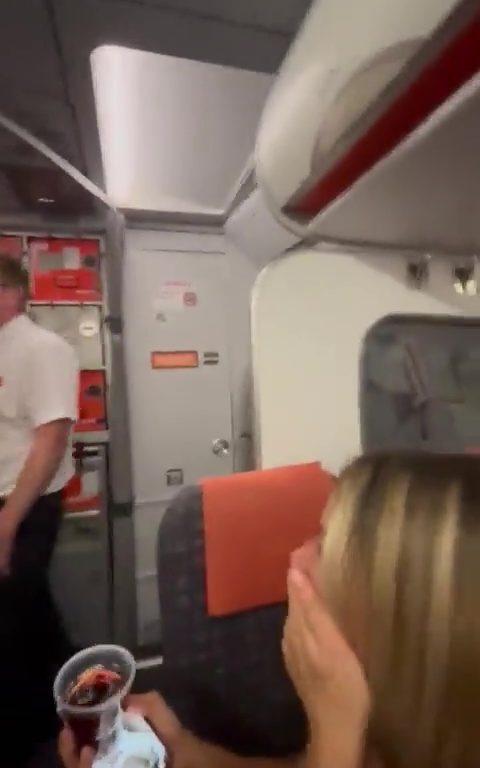 Derrames en el baño del avión, azafata los interrumpe: video viral