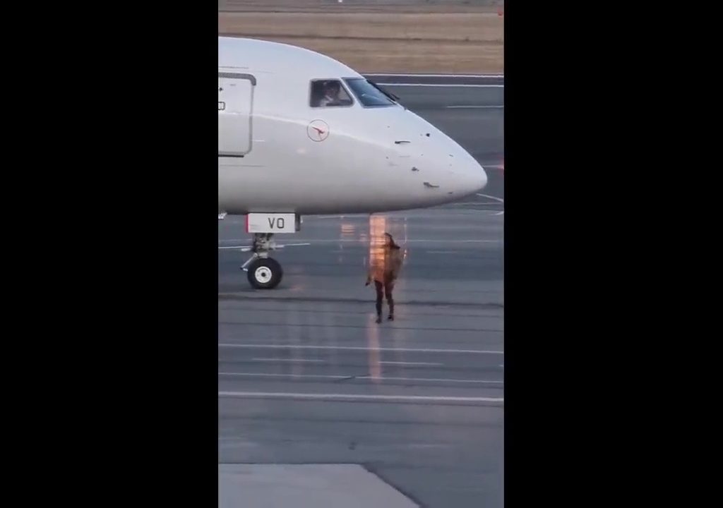 Pierde el vuelo e intenta detenerlo en la pista y es detenida: el video se vuelve viral
