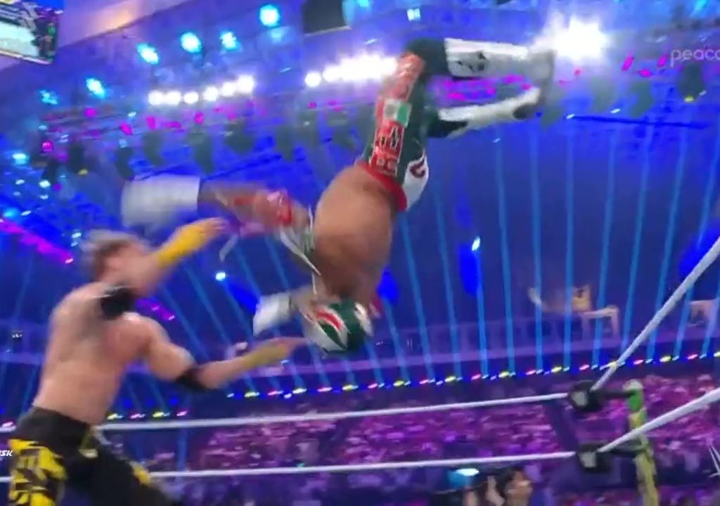 Wrestler Rey Mysterio riskiert, im Ring zu sterben: gerettet von Logan Paul