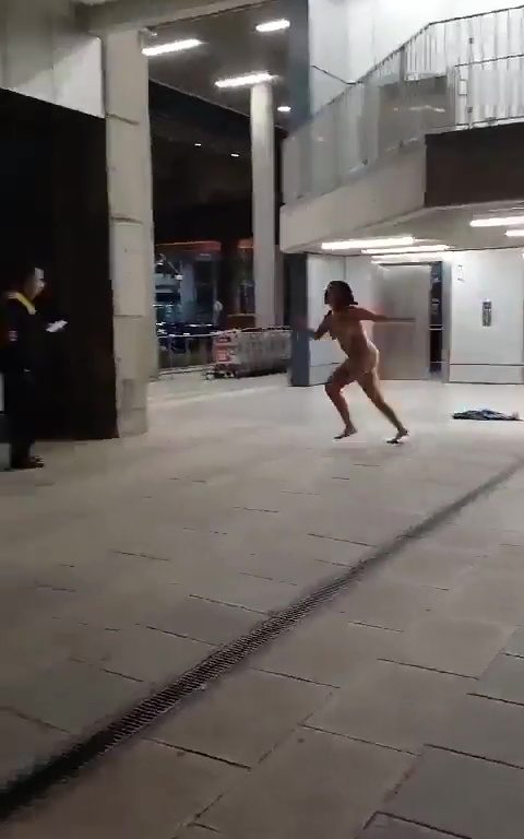 Desnuda en el aeropuerto, besa a hombres y ataca a mujeres: culpa de un hongo