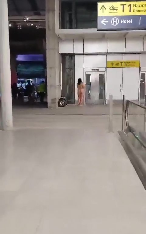 Desnuda en el aeropuerto, besa a hombres y ataca a mujeres: culpa de un hongo