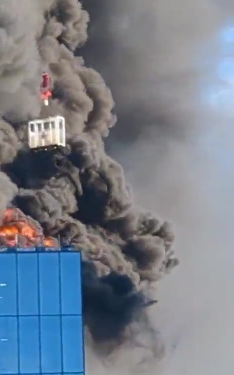 Heldenhafter Kranführer rettet Arbeiter vor brennendem Dach: Video geht viral