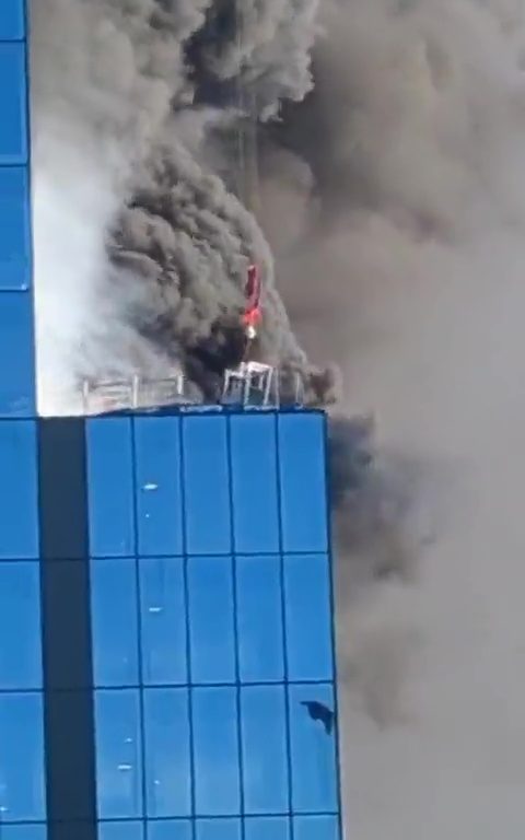 Heldenhafter Kranführer rettet Arbeiter vor brennendem Dach: Video geht viral