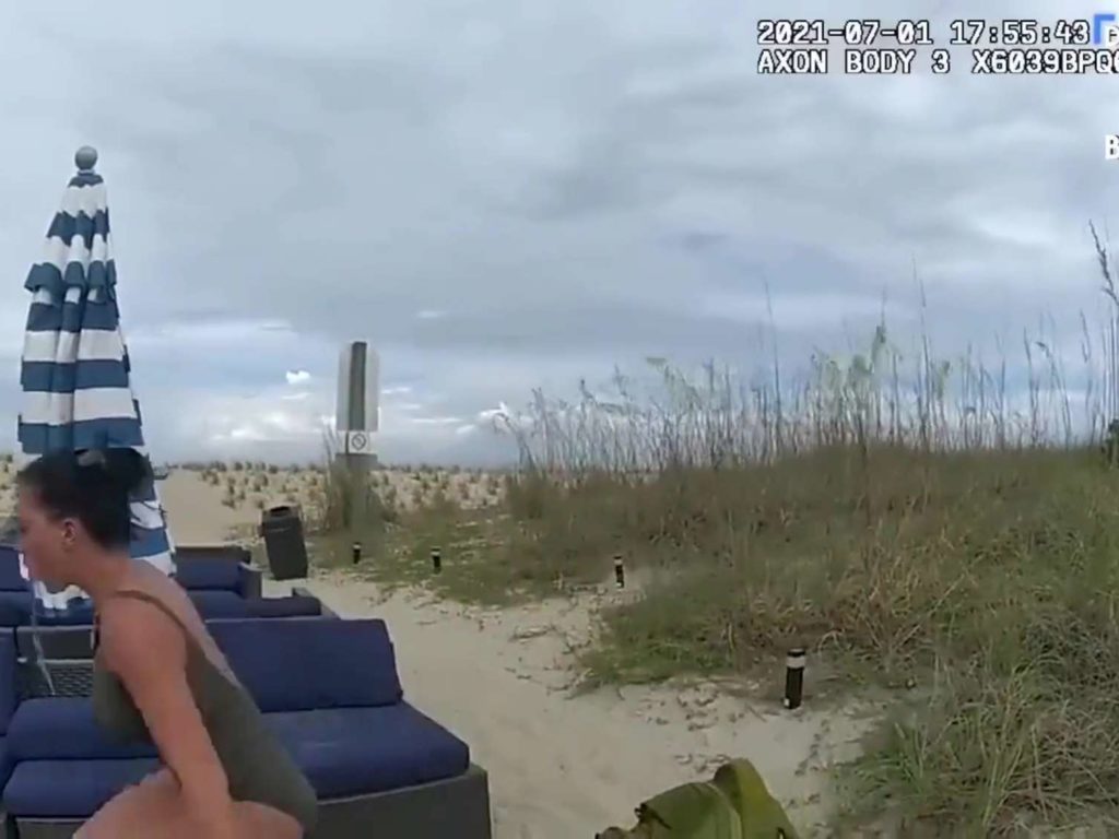 Usa un vibrador en la playa y es arrestada: difundido video policial