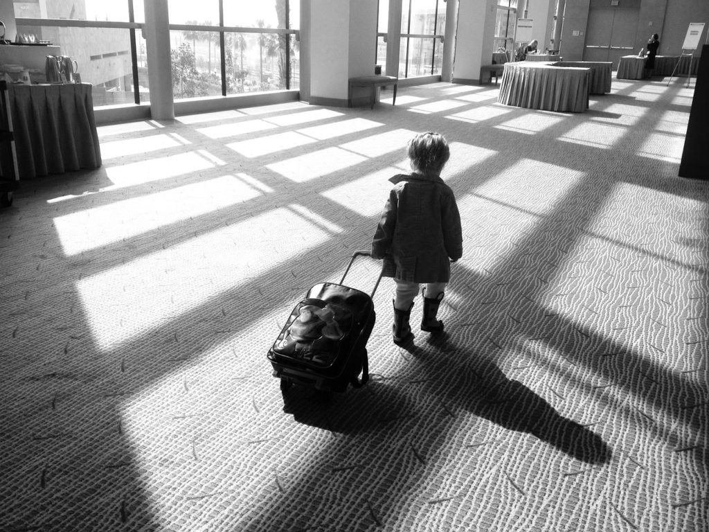 Una compagnia aerea low cost Usa smarrisce un bimbo di 6 anni che viaggiava solo: lo aveva imbarcato sul volo sbagliato. Leggi la storia.