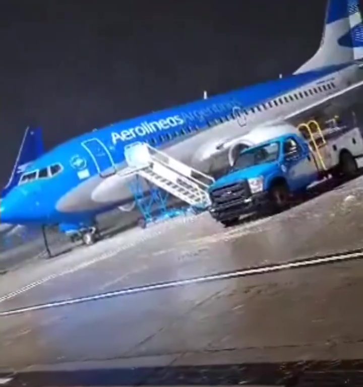 Argentina, ráfagas de viento arrastran avión que lo rompe todo