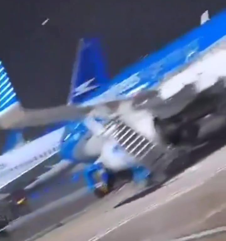 Argentina, ráfagas de viento arrastran avión que lo rompe todo