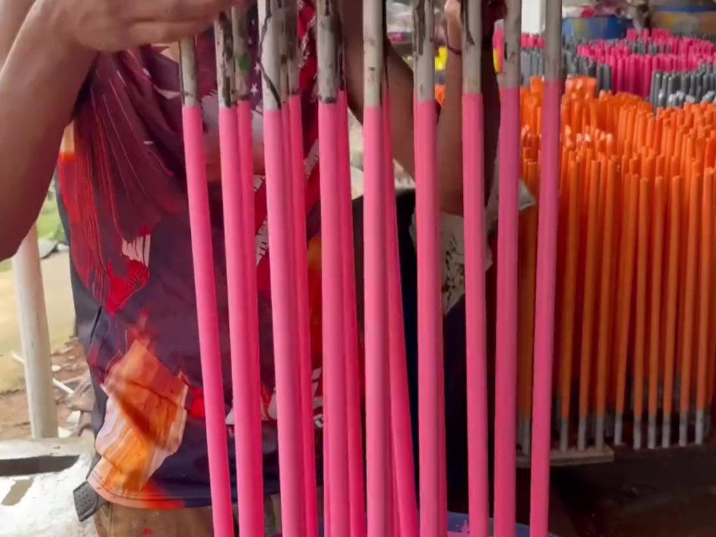 Wie werden Gummibänder hergestellt? Das Produktionsvideo geht viral