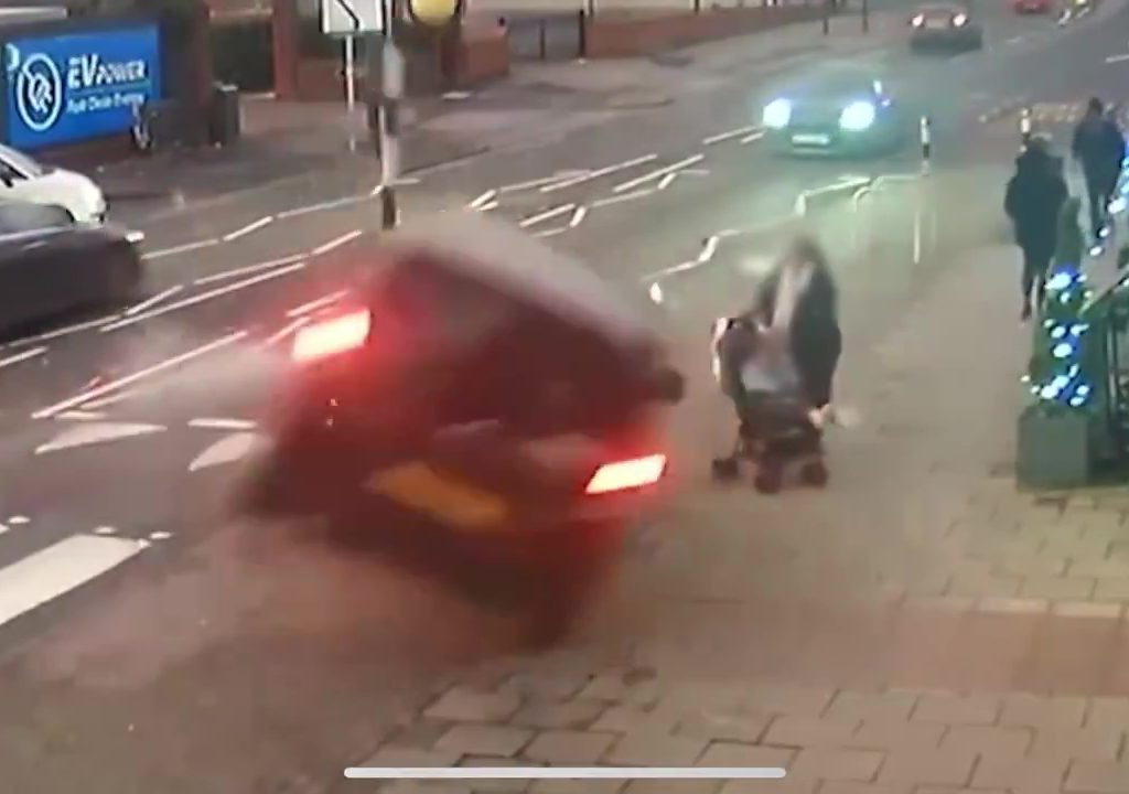 Miracolo di Natale, auto impazzita sfiora madre e figlia: il video shock