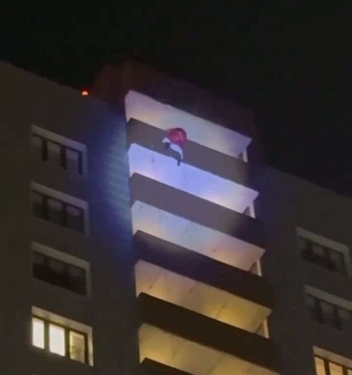 Als Weihnachtsmann verkleidet, lässt er sich vom Gebäude herab und stürzt: Er stirbt vor den Augen der Kinder