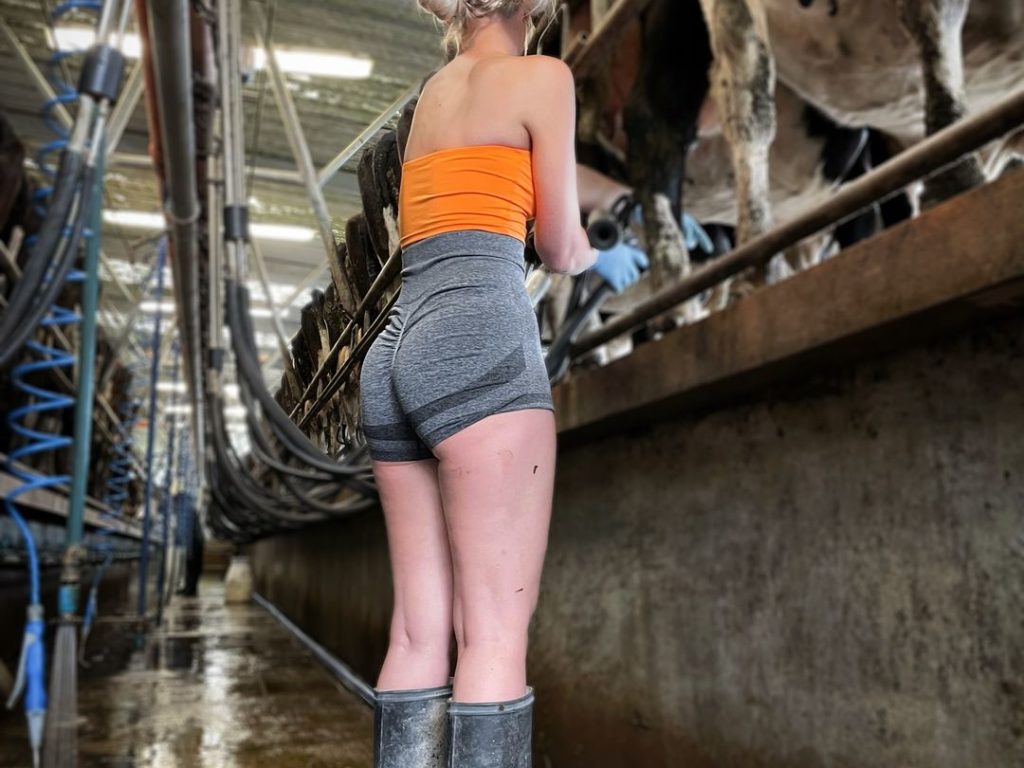 Granjera ordeña vacas en bikini y se hace rica gracias a las redes sociales