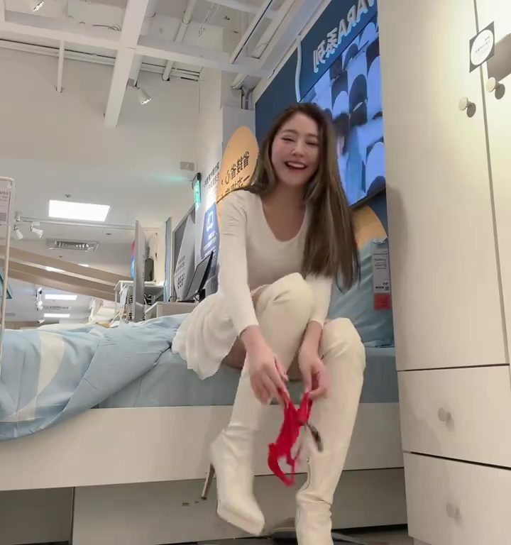 Model fordert soziale Medien heraus: Sie zieht ihr Höschen von Ikea aus und nutzt es als Gummiband
