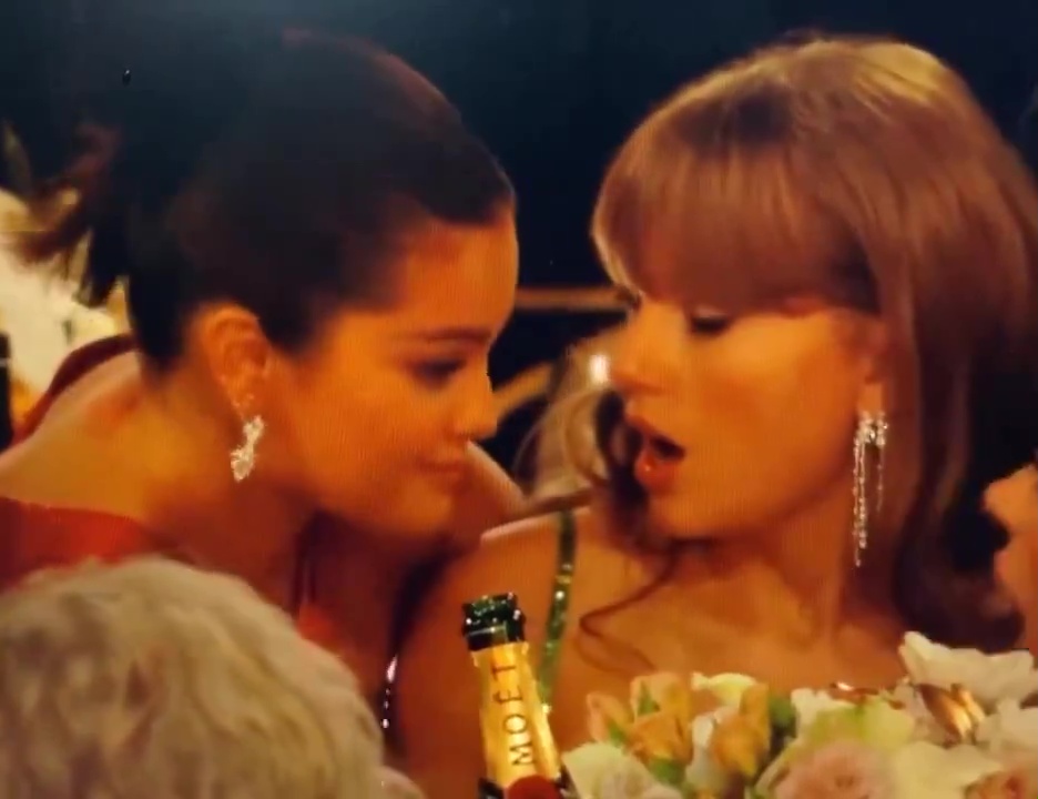 Selena Gomez revela lo que le soltó al oído a Taylor Swift en los Globos
