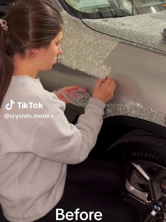 Tausende von Swarovski-Kristallen kleben am Auto, der Wahnsinn eines Mädchens wird zum Job