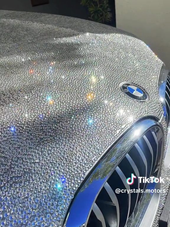 Tausende von Swarovski-Kristallen kleben am Auto, der Wahnsinn eines Mädchens wird zum Job