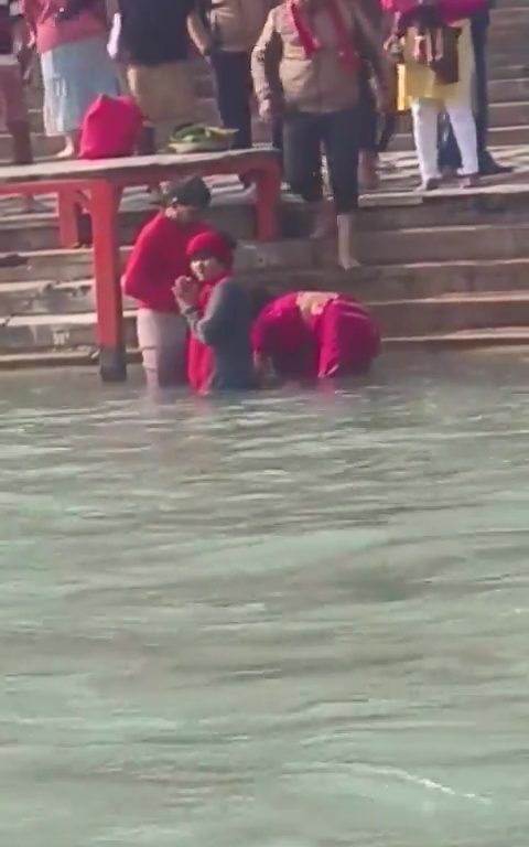 Bimbo malato di leucemia immerso nel fiume per curarlo con rito religioso: annegato