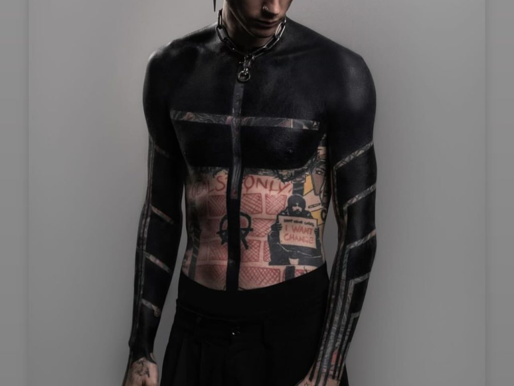 Machine Gun Kelly tatuaggio shock: vuole diventare nero?