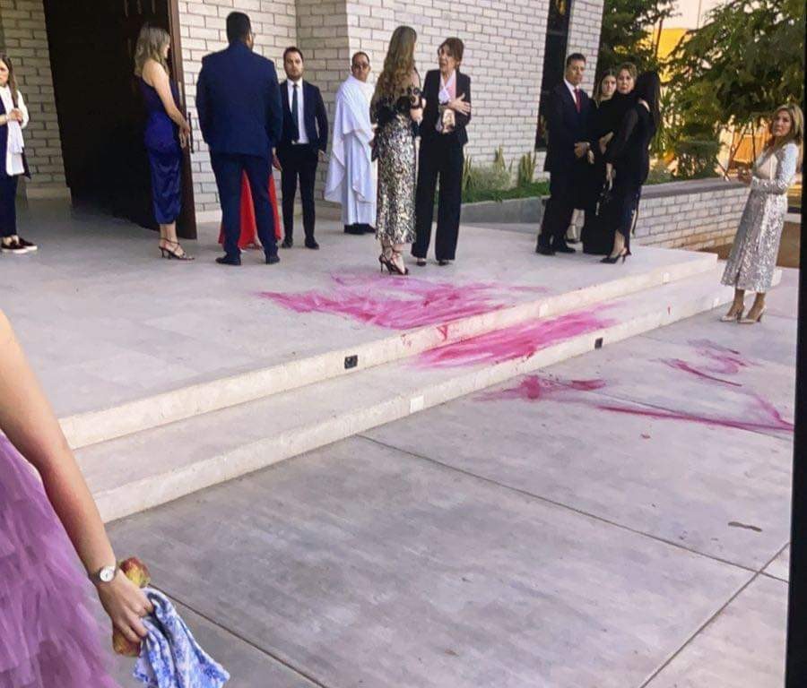 Schwiegermutter hasst ihre Schwiegertochter und besprüht sie an ihrem Hochzeitstag mit Farbe