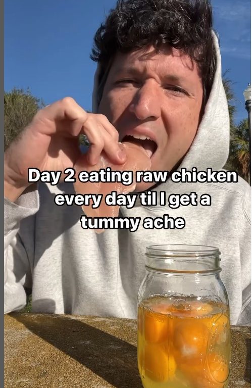 Er isst jeden Tag rohes Hühnchen und filmt es: „Ich mache es, bis sie mich ins Krankenhaus bringen“