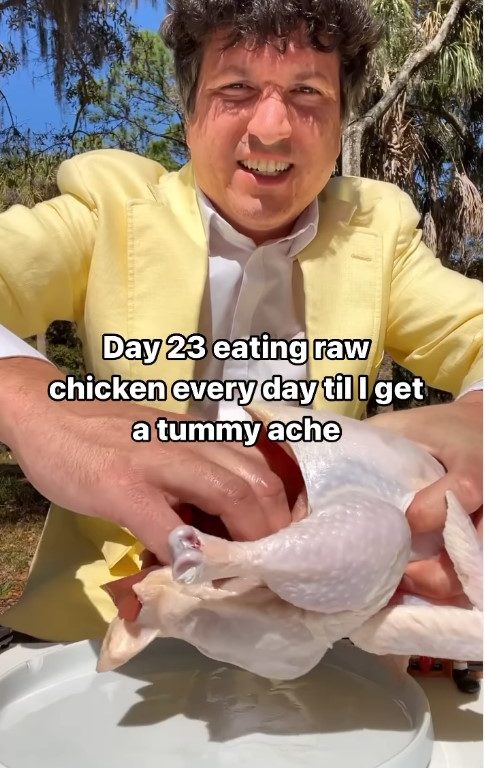 Come pollo crudo todos los días y lo filma: "Lo haré hasta que me hospitalicen"