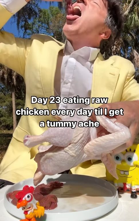 Come pollo crudo todos los días y lo filma: "Lo haré hasta que me hospitalicen"