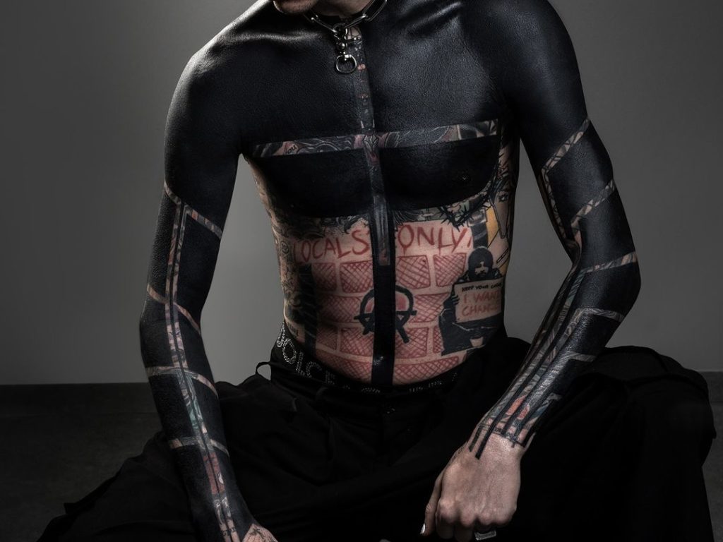 Machine Gun Kelly tatuaggio shock: vuole diventare nero?