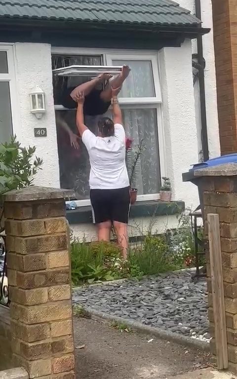 Er betritt das Haus durch das Fenster und bleibt im Wind hängen: Das Video geht viral