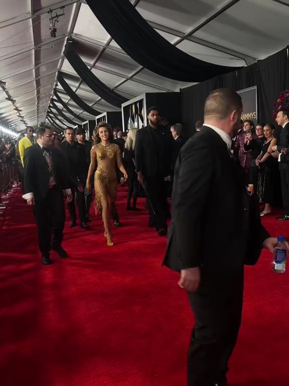 Miley Cyrus sin bragas en los Grammy, la colaboradora le tapa el trasero con la mano