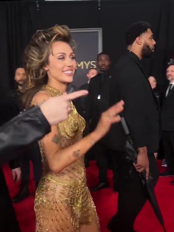 Miley Cyrus ohne Höschen bei den Grammys, die Kollaborateurin bedeckt ihren Hintern mit der Hand