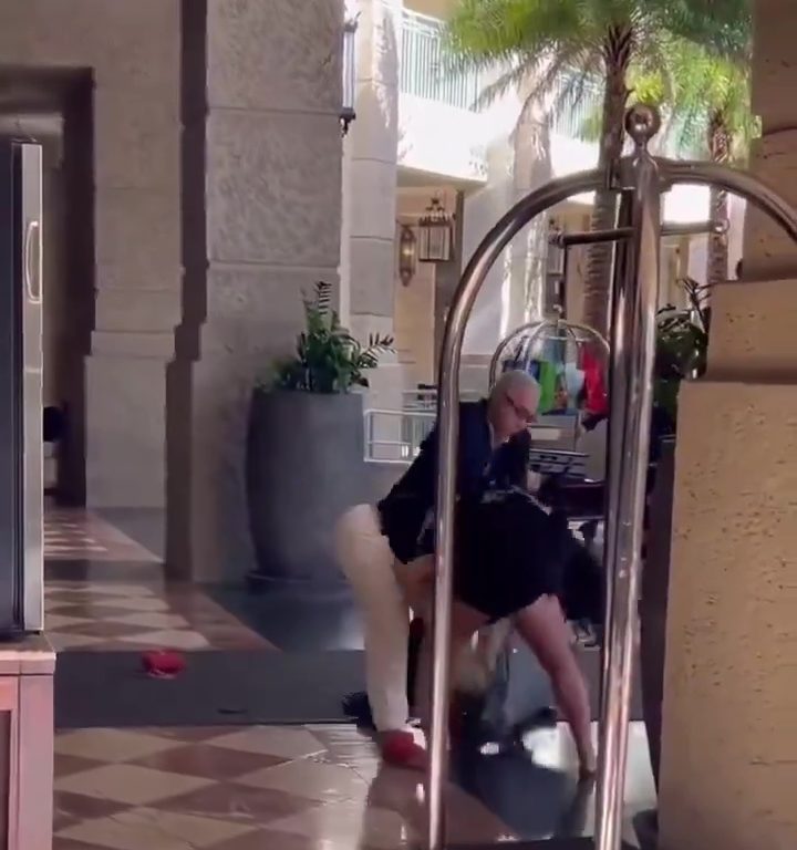 Pelea entre dos mujeres frente a un hotel de lujo: terminan en el viento
