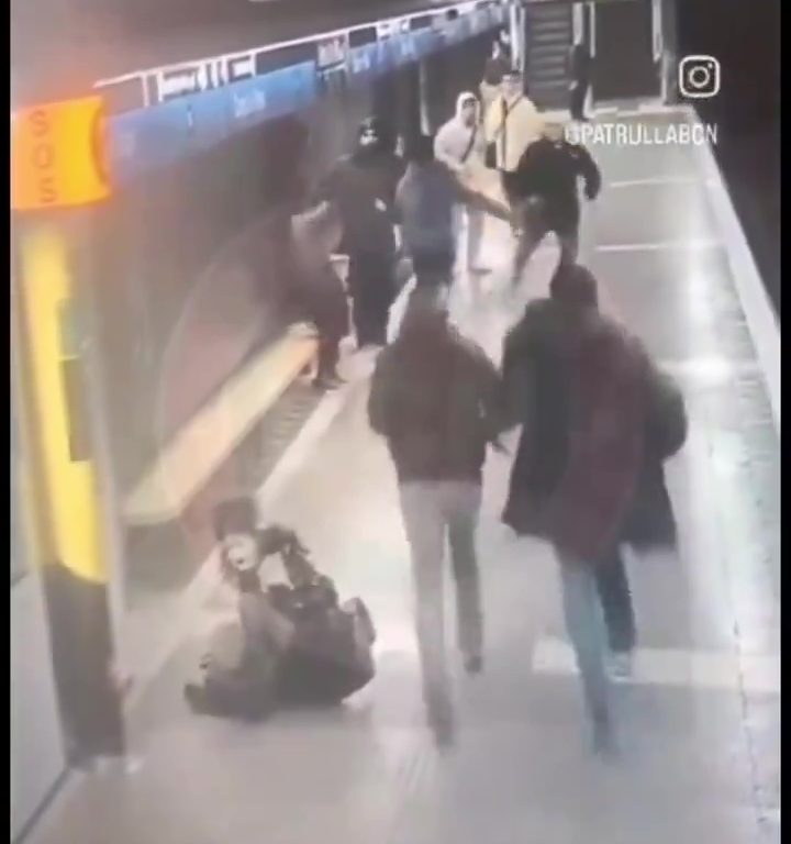 Donne schiaffeggiate a caso alla fermata della metro: fermato dai passeggeri