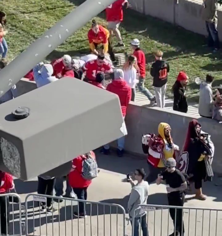 Tifosi eroi del Kansas City placcano il sospetto sparatore: il video