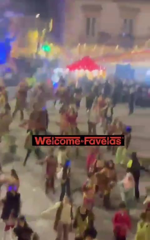 Karneval in Putignano, von Sexsüchtigen auf dem Dach ruinierter Umzug
