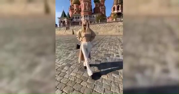 Una modelo muestra sus pechos frente a la catedral de Moscú y por eso Putin la persigue.
