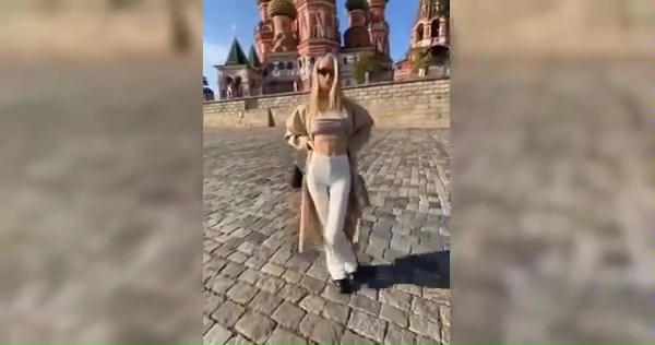 Ein Model zeigt ihre Brüste vor der Moskauer Kathedrale und deshalb macht Putin Jagd auf sie.