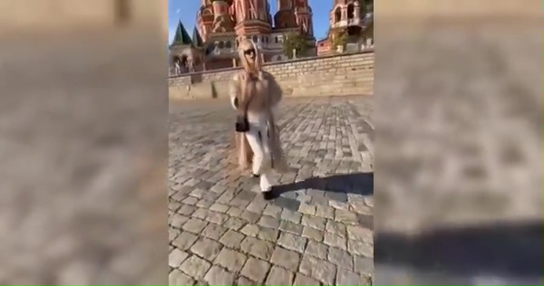 Una modelo muestra sus pechos frente a la catedral de Moscú y por eso Putin la persigue.