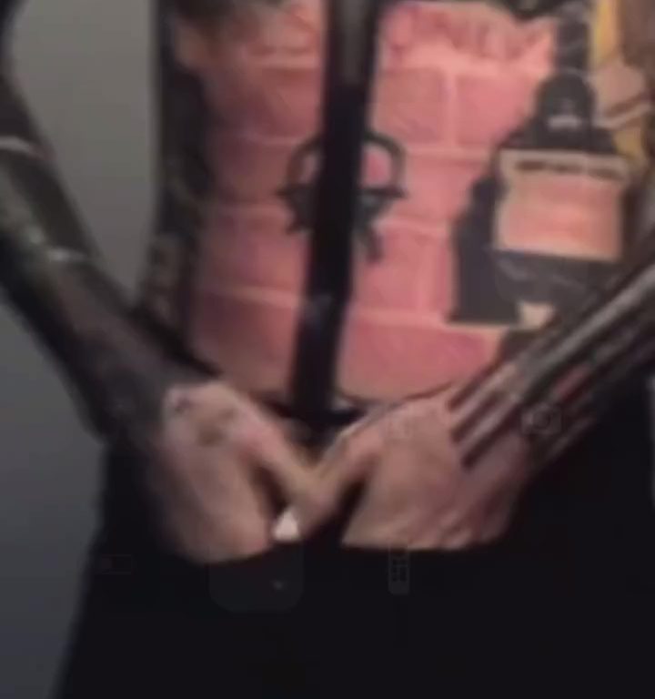 Impactante tatuaje de Machine Gun Kelly: ¿quiere volverse negro?