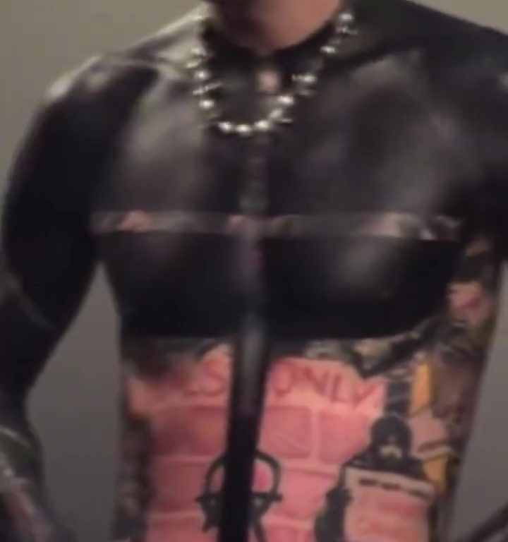 Impactante tatuaje de Machine Gun Kelly: ¿quiere volverse negro?