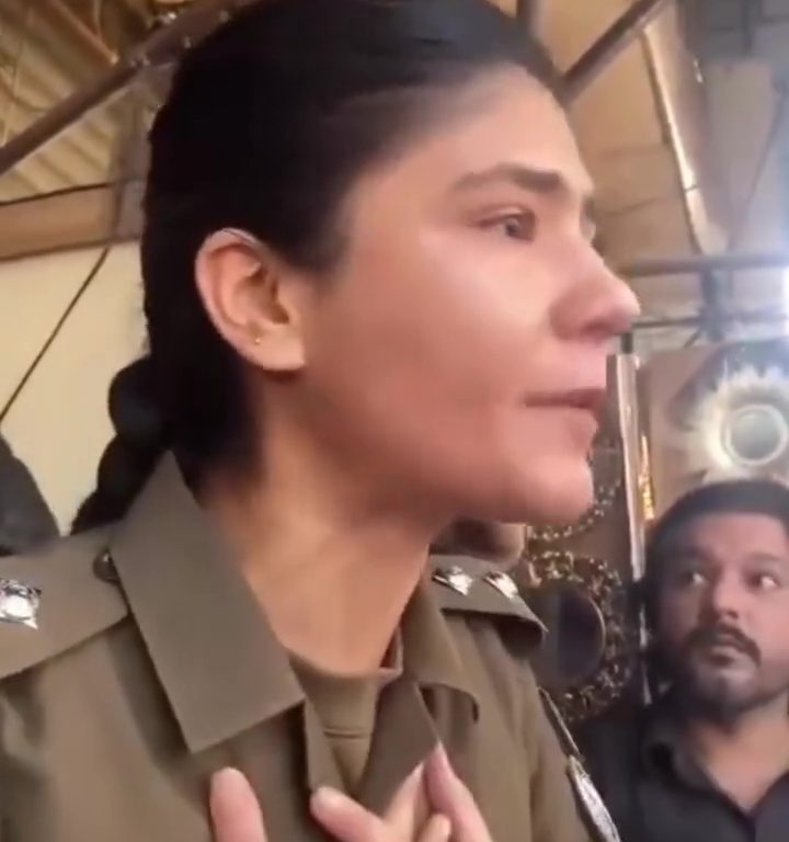 Pakistan, donna rischia linciaggio per abito blasfemo: poliziotta la salva, video shock