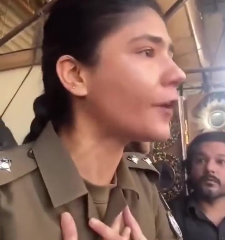 Pakistan, donna rischia linciaggio per abito blasfemo: poliziotta la salva, video shock