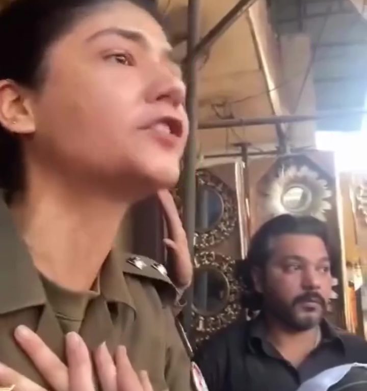 Pakistan: Frau riskiert Lynchmord wegen gotteslästerlicher Kleidung: Polizistin rettet sie, schockierendes Video