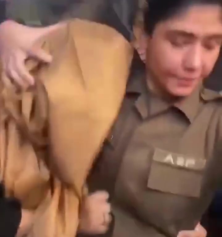 Pakistán, una mujer corre el riesgo de ser linchada por vestirse blasfema: una mujer policía la salva, impactante vídeo