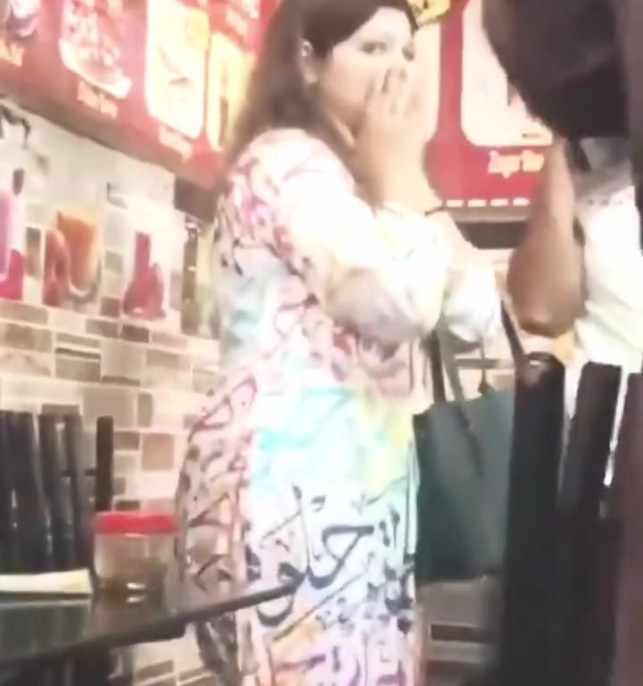 Pakistán, una mujer corre el riesgo de ser linchada por vestirse blasfema: una mujer policía la salva, impactante vídeo