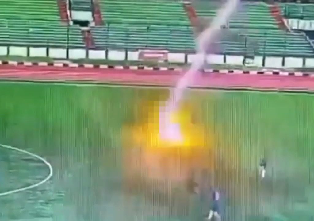 Blitz schlägt auf Spielfeld ein: 35-jähriger Fußballer stirbt, schockierendes Video