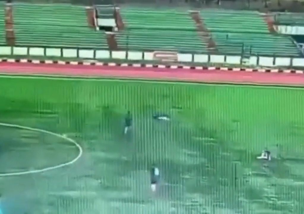 Blitz schlägt auf Spielfeld ein: 35-jähriger Fußballer stirbt, schockierendes Video