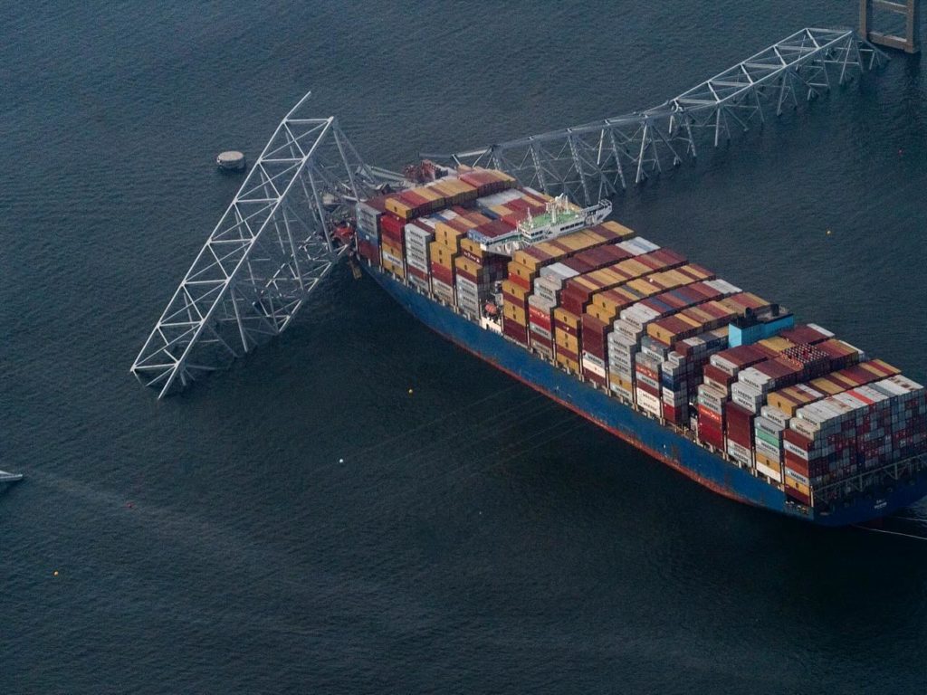 Crollo ponte Baltimora, carburante nave sporco di alghe nella nave