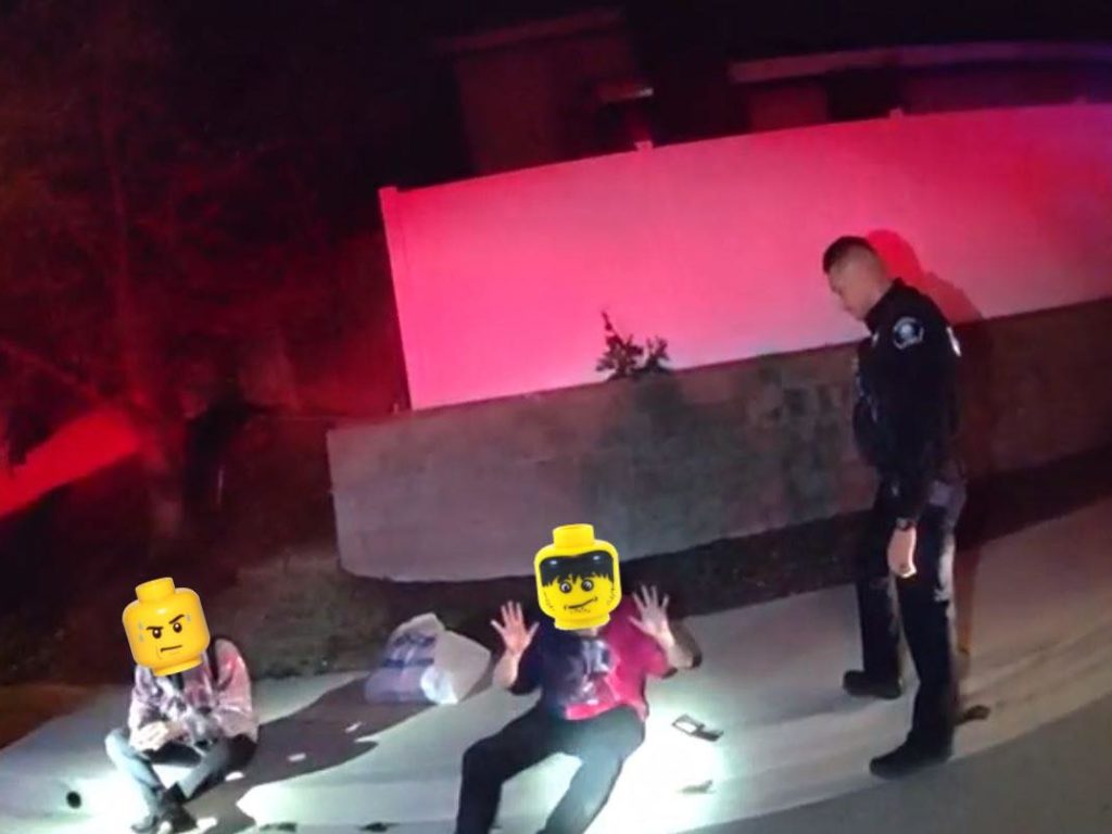 Foto degli arrestati con le facce dei Lego, così la polizia rispetta la legge